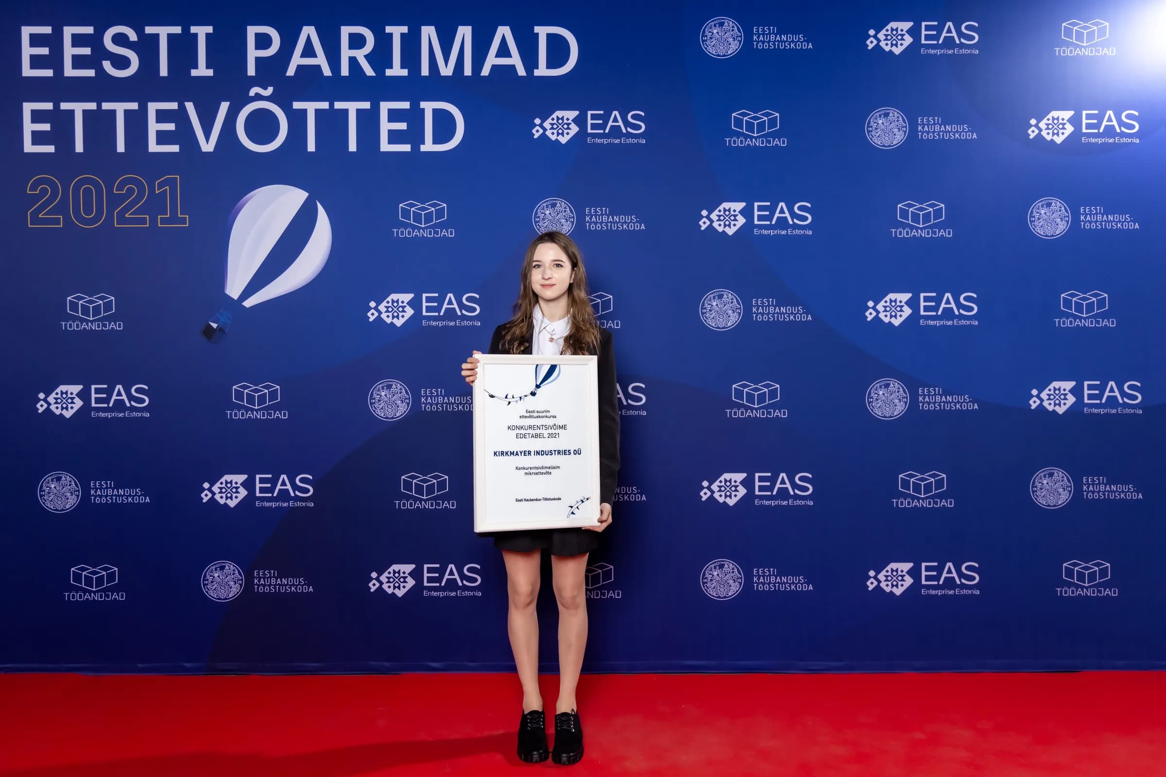 Representante de Kirkmayer con el certificado del premio a la competitividad 2021