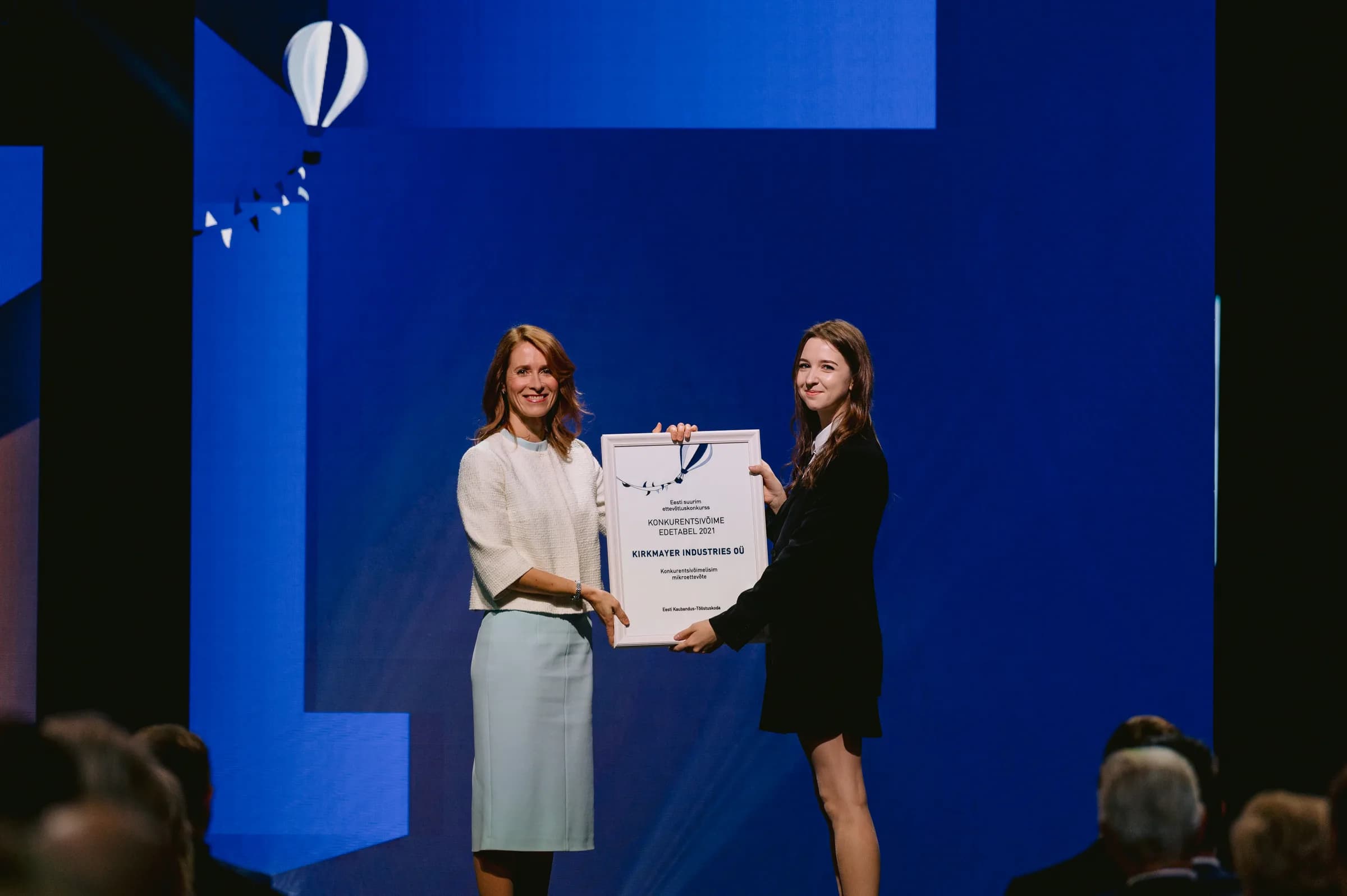 Entrega del premio en el escenario de la ceremonia Estonian Best Companies 2021